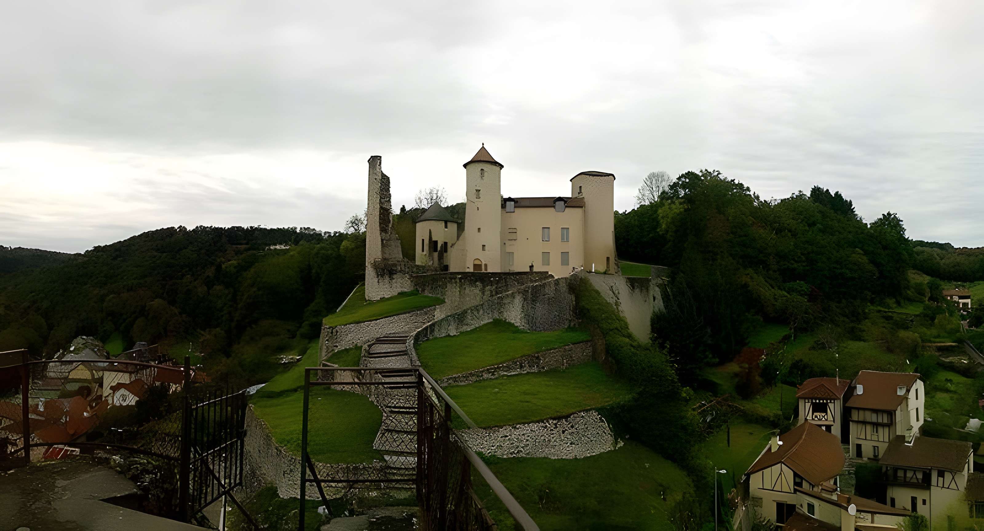 Château de Laroque à Laroquebrou