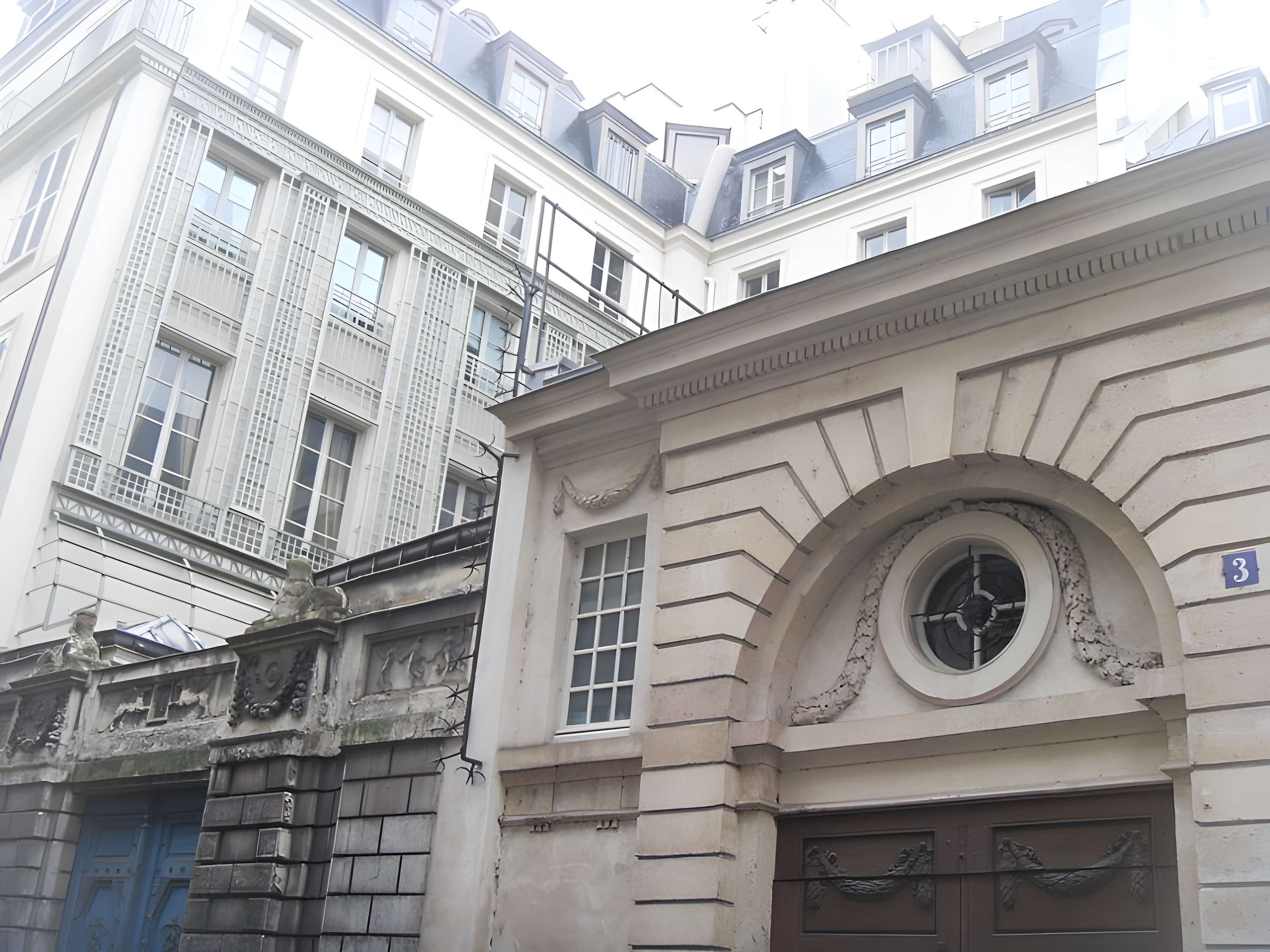 Hôtel  , dit aussi Hôtel des Vertus, de Courthenay, de Chemilly, de Béthune ou de Croix