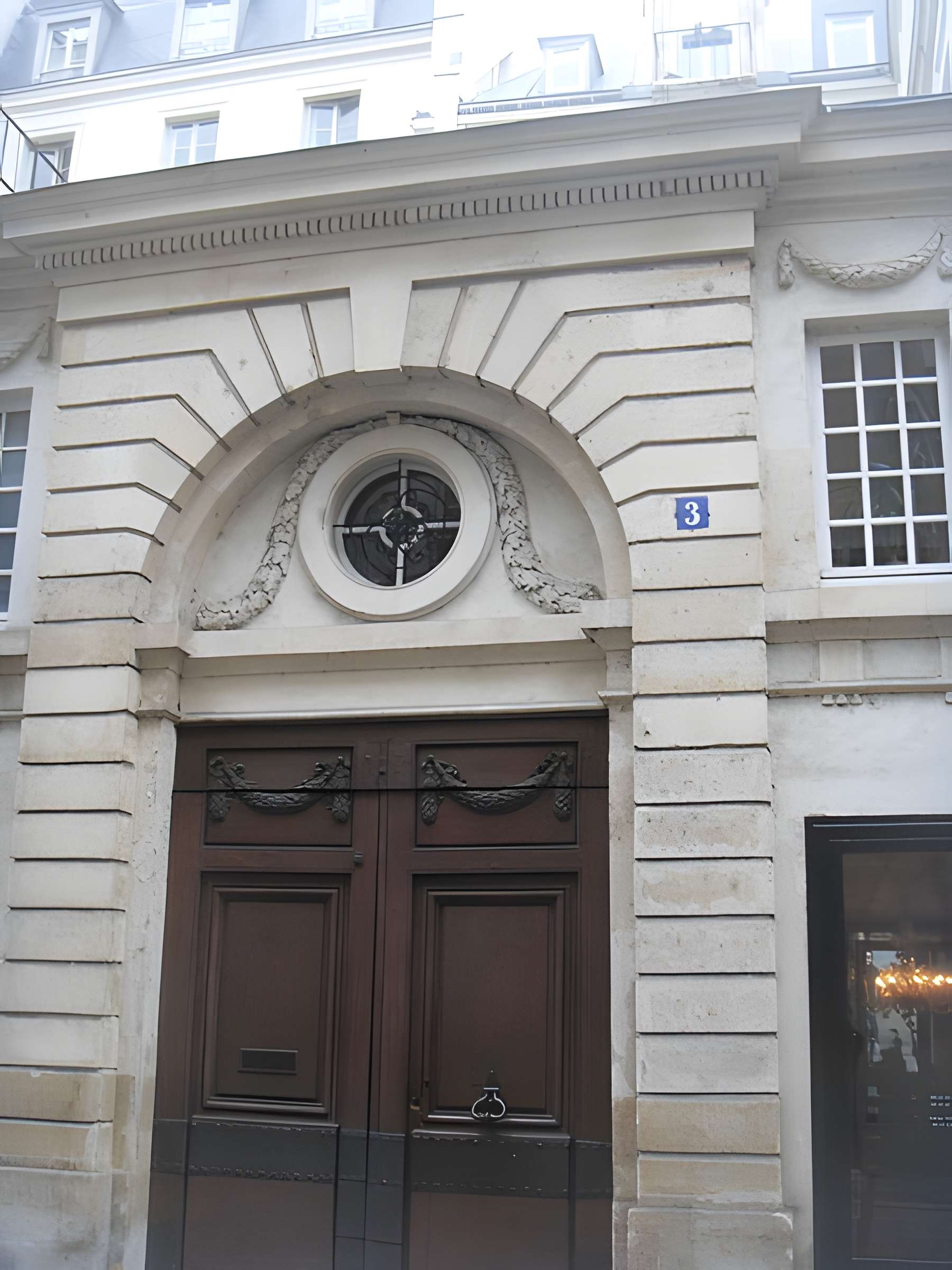 Hôtel  , dit aussi Hôtel des Vertus, de Courthenay, de Chemilly, de Béthune ou de Croix