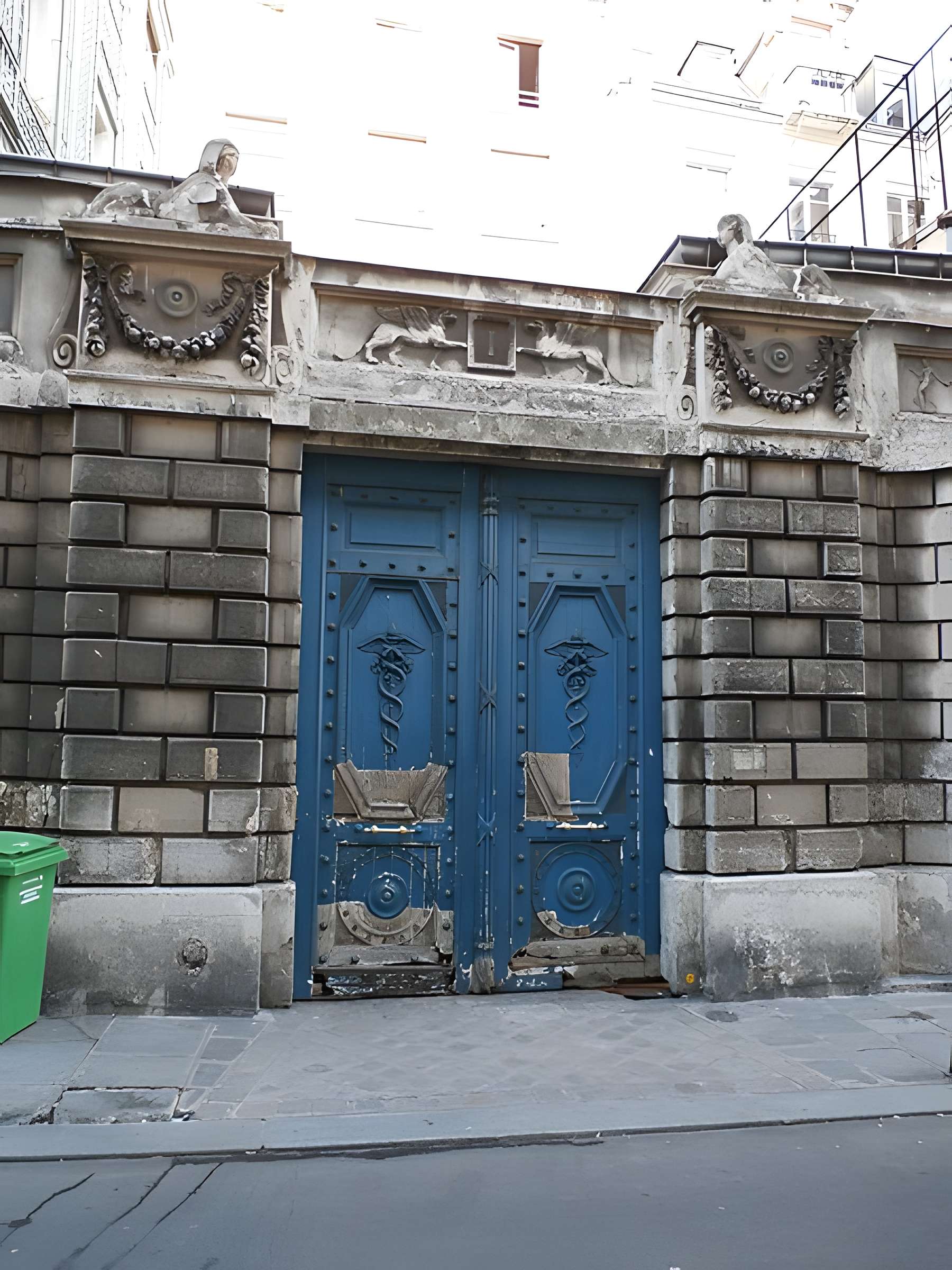 Hôtel  , dit aussi Hôtel des Vertus, de Courthenay, de Chemilly, de Béthune ou de Croix
