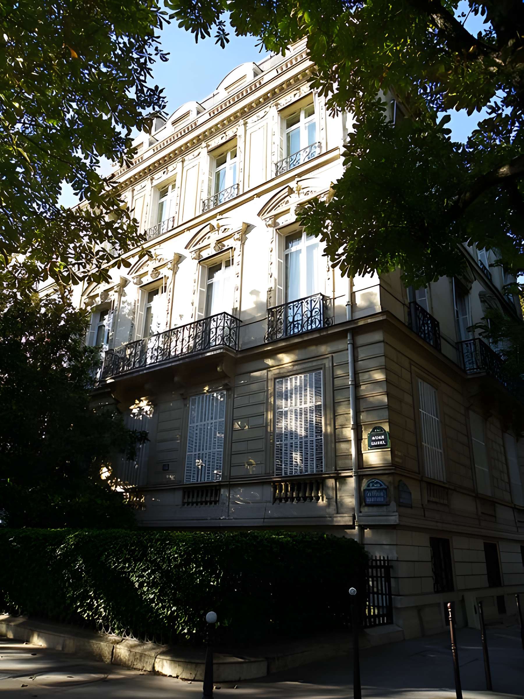 Immeuble dit Hôtel de l'Impératrice Eugénie ou hôtel du Baron Hirsch