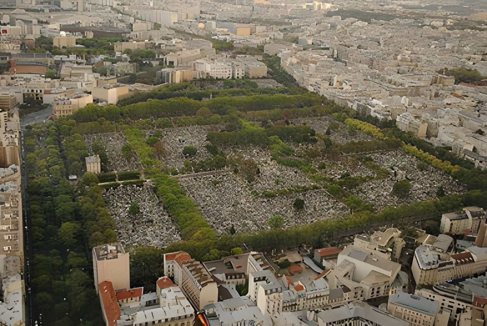 Cimetière du Montparnasse à Paris vu depuis la tour Montparnasse.