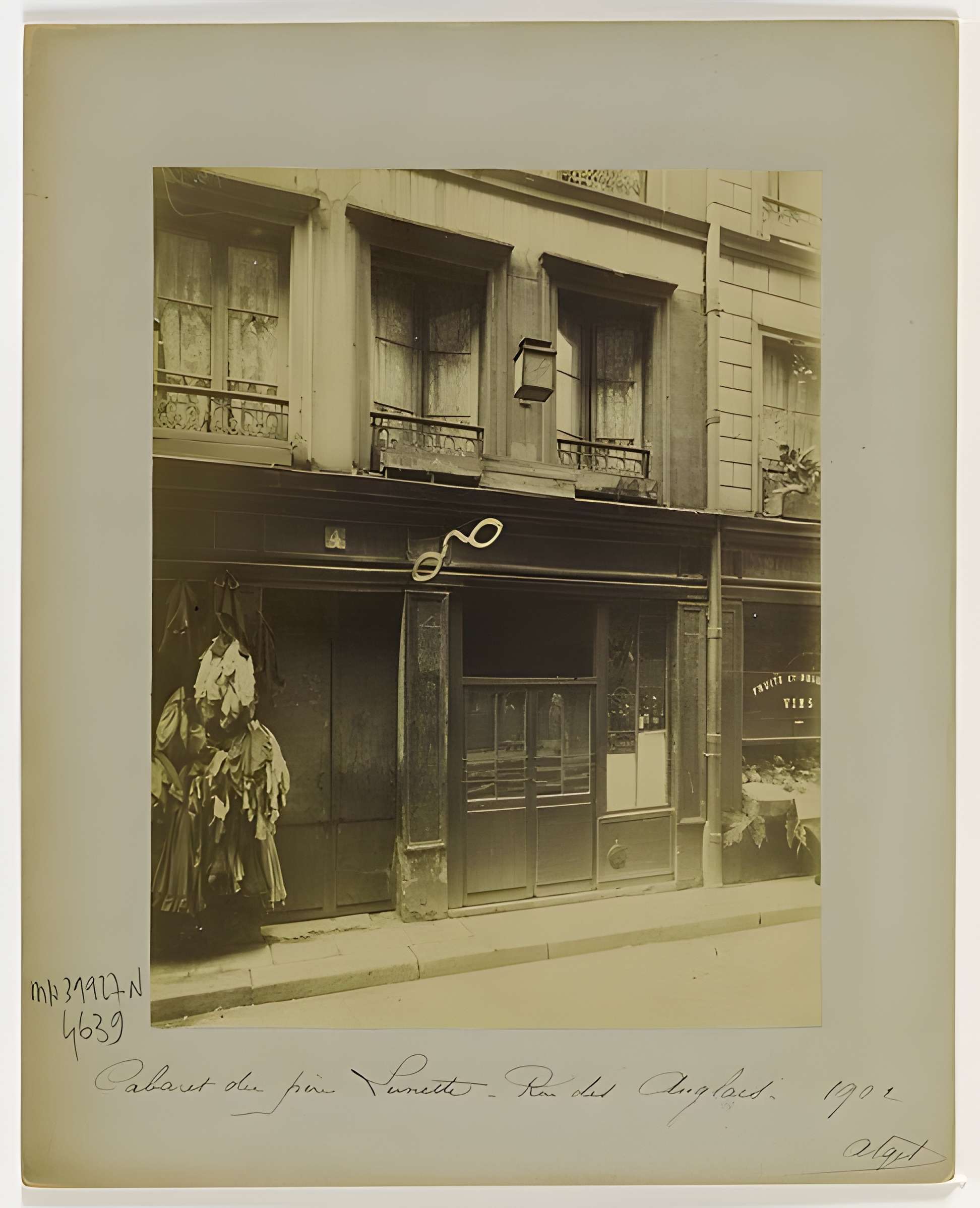 Cabaret du Père Lunette à Paris