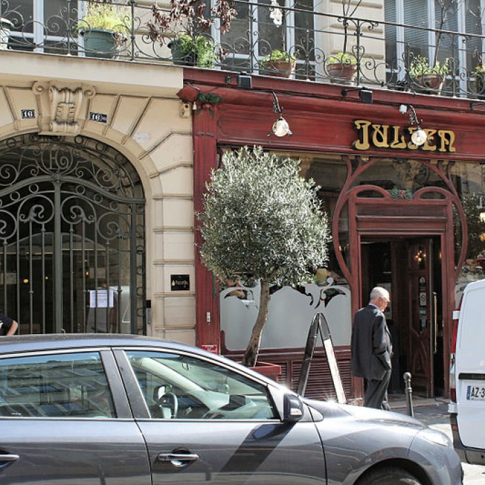 Photo de Immeuble abritant le restaurant Julien