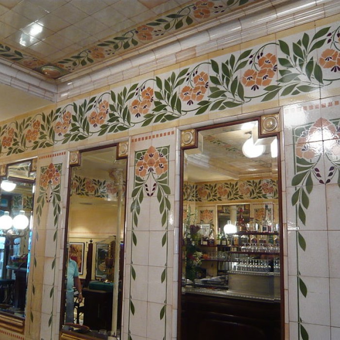 Photo de Café-Bar, Rue Mesnil - Paris 16ème