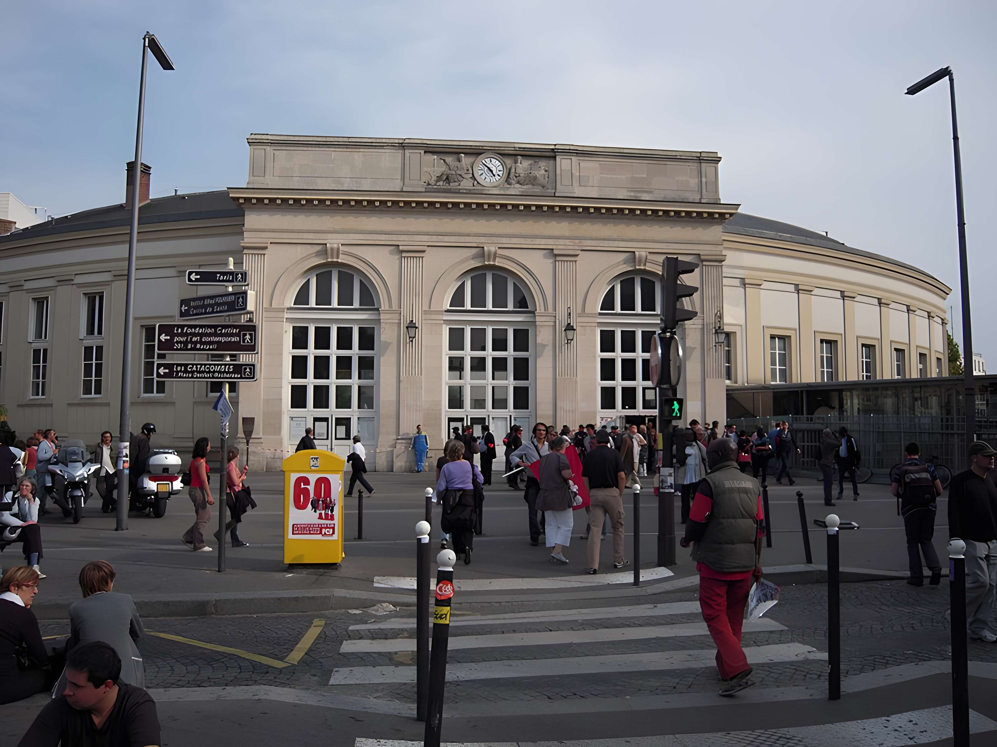 Gare Denfert-Rochereau, appelée anciennement Gare de Sceaux ou Embarcadère d'Enfert
