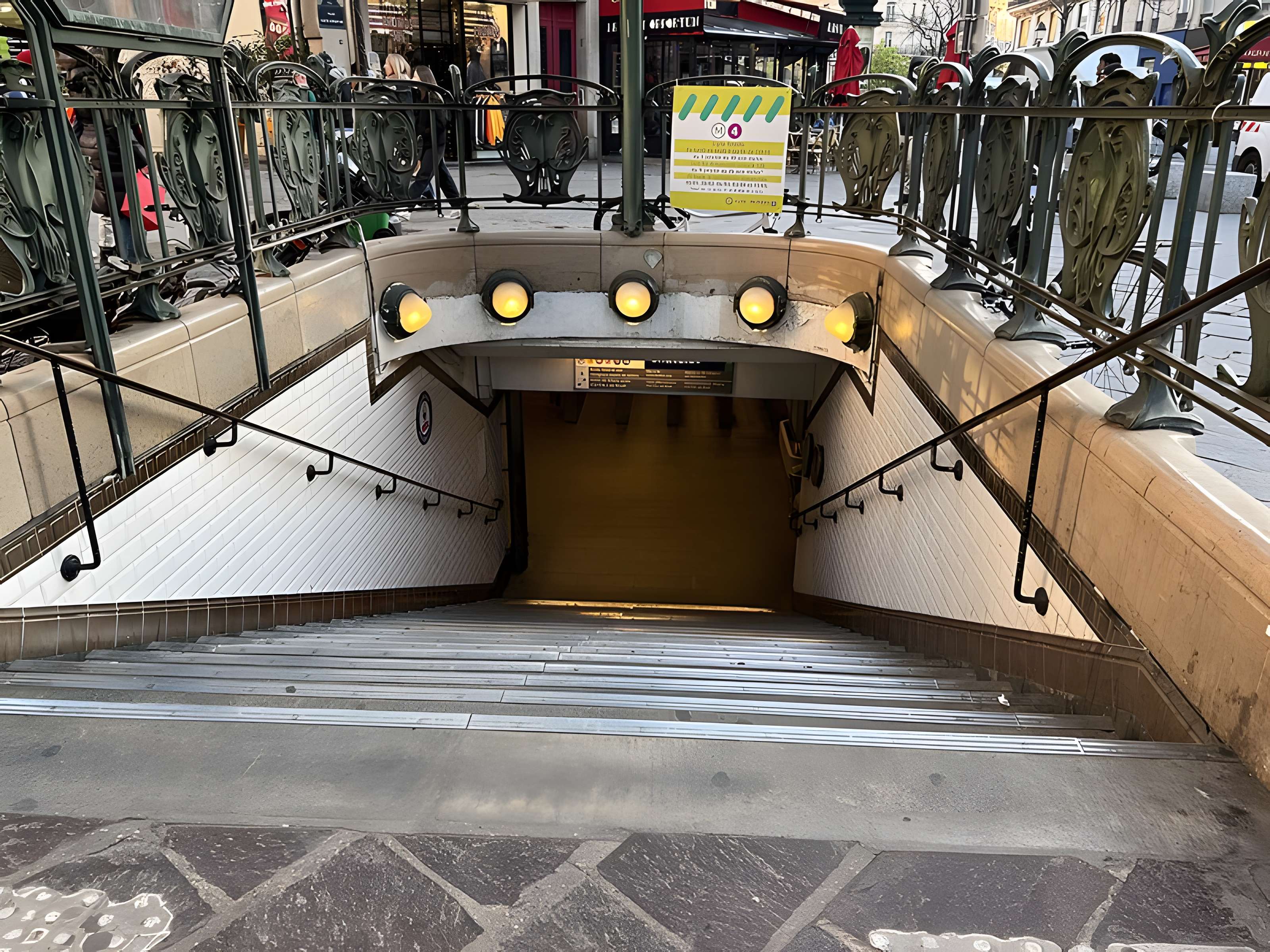 Édicule Guimard de la station Châtelet - Paris 1er