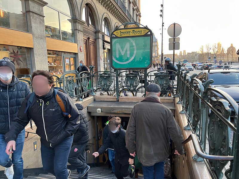 Édicule Guimard de la station Louvre-Rivoli - Paris 1er