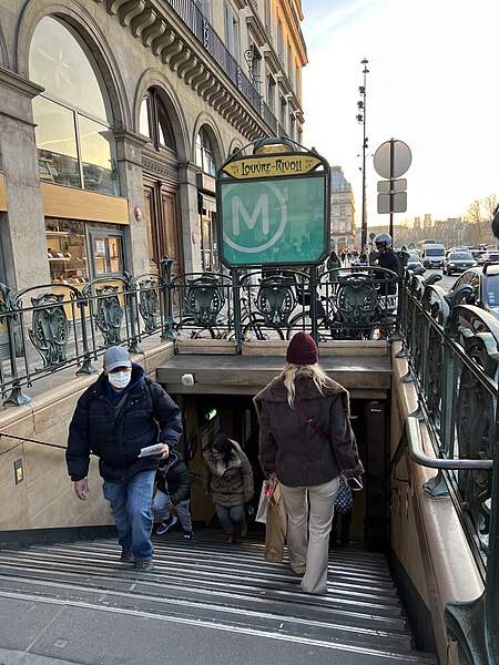 Édicule Guimard de la station Louvre-Rivoli - Paris 1er