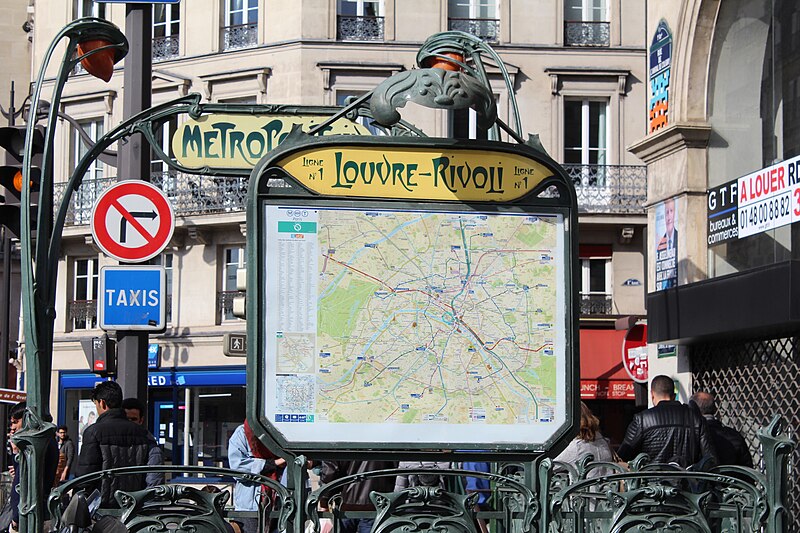 Édicule Guimard de la station Louvre-Rivoli - Paris 1er