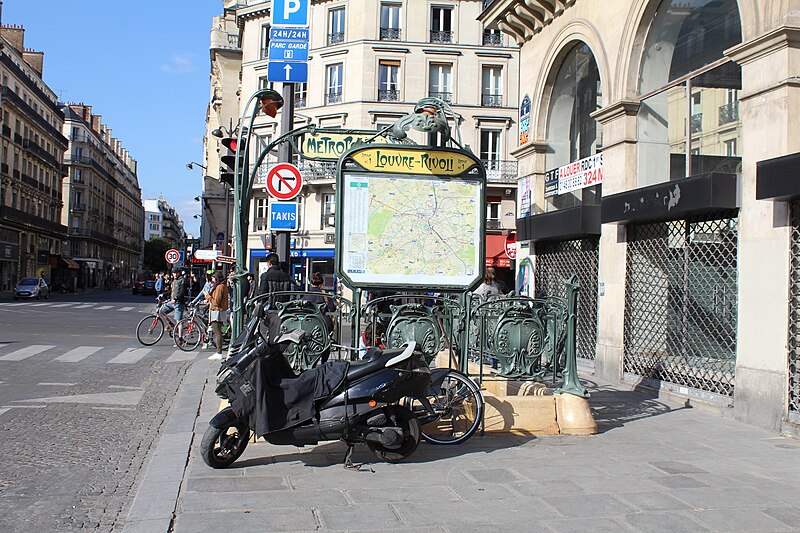 Édicule Guimard de la station Louvre-Rivoli - Paris 1er
