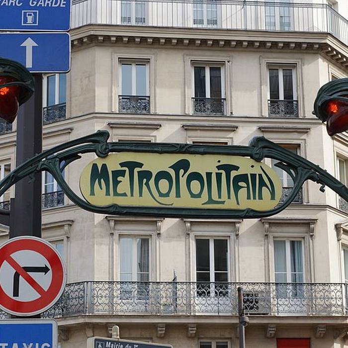 Photo de Édicule Guimard de la station Louvre-Rivoli - Paris 1er
