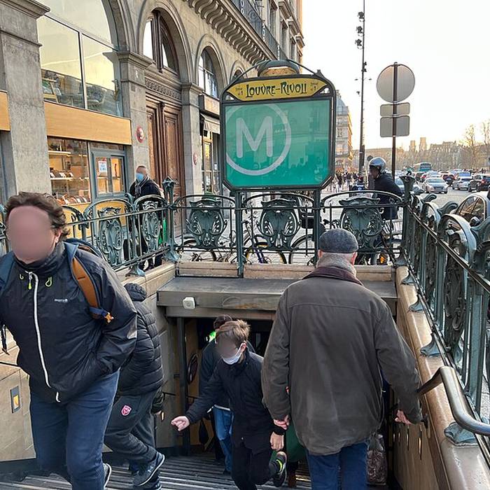 Photo de Édicule Guimard de la station Louvre-Rivoli - Paris 1er