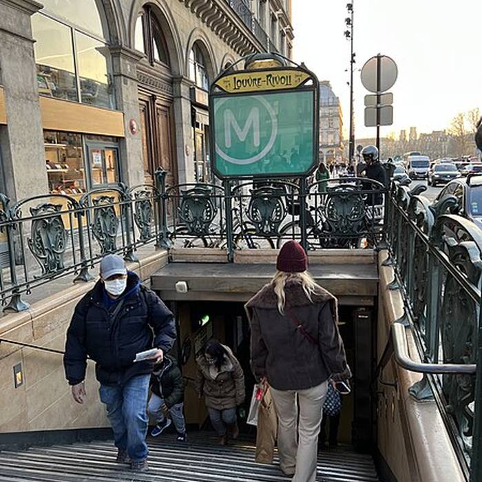 Photo de Édicule Guimard de la station Louvre-Rivoli - Paris 1er