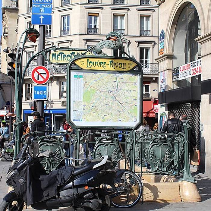 Photo de Édicule Guimard de la station Louvre-Rivoli - Paris 1er