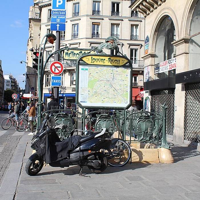 Photo de Édicule Guimard de la station Louvre-Rivoli - Paris 1er