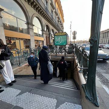 Édicule Guimard de la station Louvre-Rivoli - Paris 1er