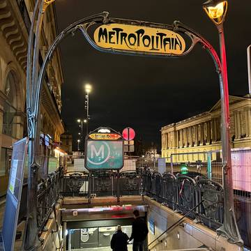 Édicule Guimard de la station Louvre-Rivoli - Paris 1er