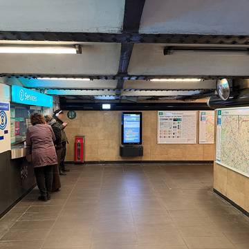 Édicule Guimard de la station Louvre-Rivoli - Paris 1er