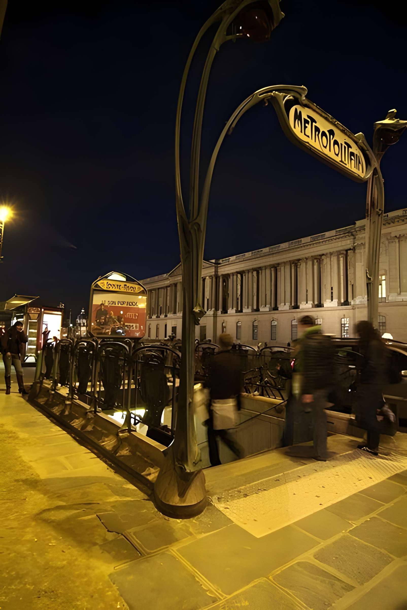 Édicule Guimard de la station Louvre-Rivoli - Paris 1er 