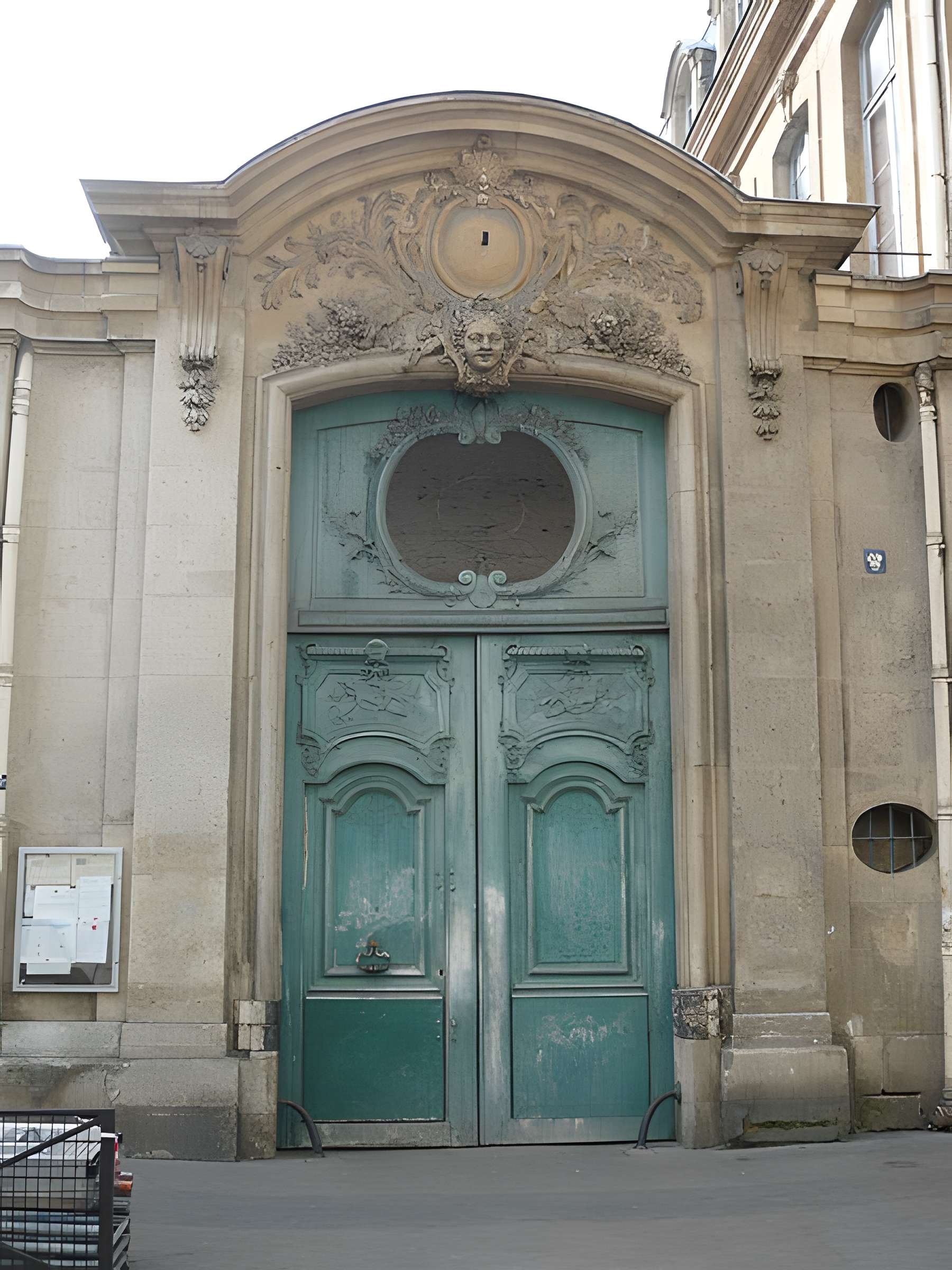 Collège Pierre-Jean-de-Béranger et immeuble contigü