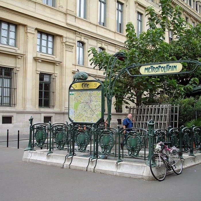 Photo de Édicule Guimard de la station Cité - Paris 4ème