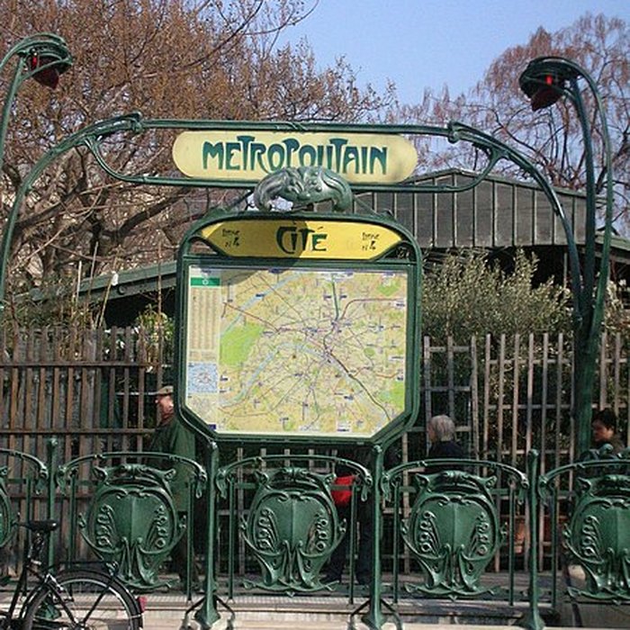 Photo de Édicule Guimard de la station Cité - Paris 4ème