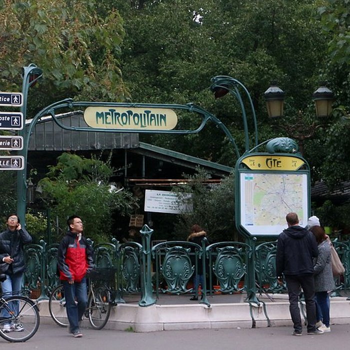 Photo de Édicule Guimard de la station Cité - Paris 4ème