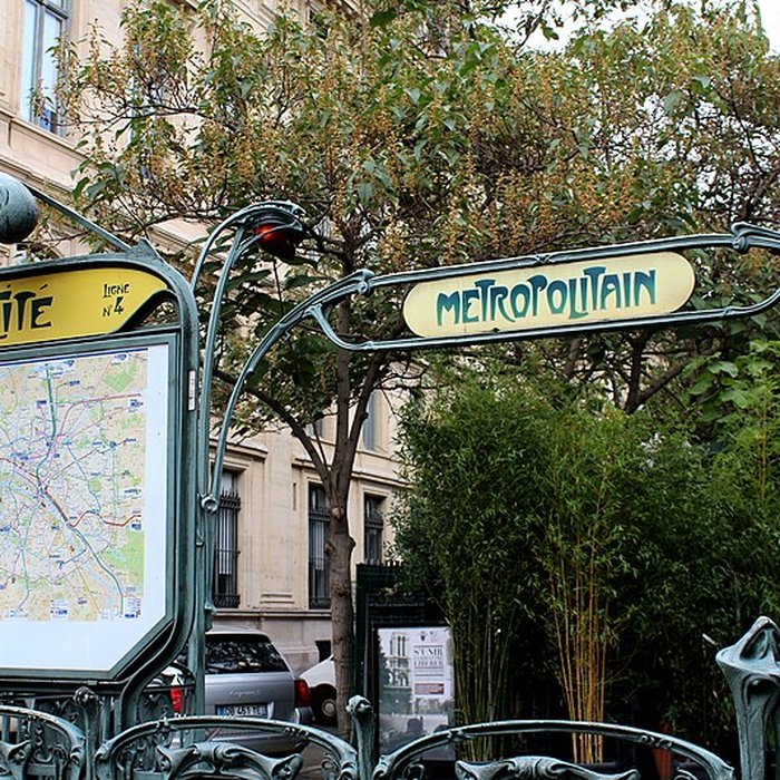 Photo de Édicule Guimard de la station Cité - Paris 4ème