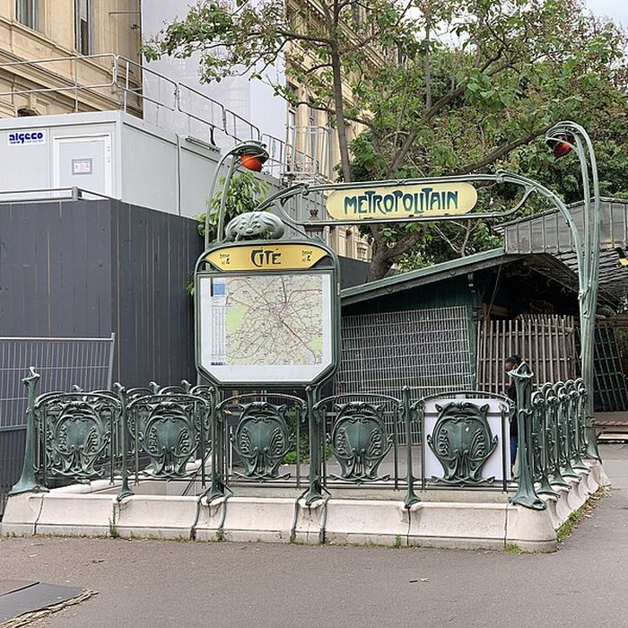 Photo de Édicule Guimard de la station Cité - Paris 4ème