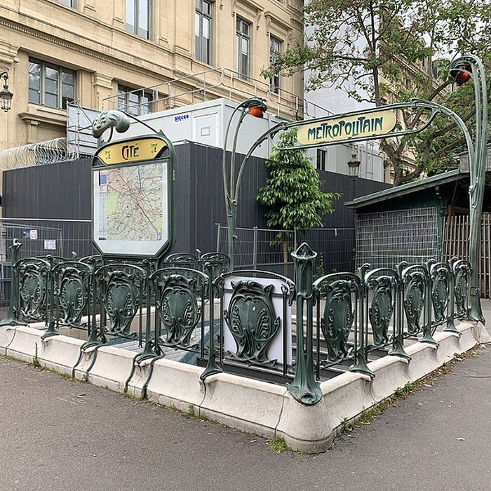 Photo de Édicule Guimard de la station Cité - Paris 4ème