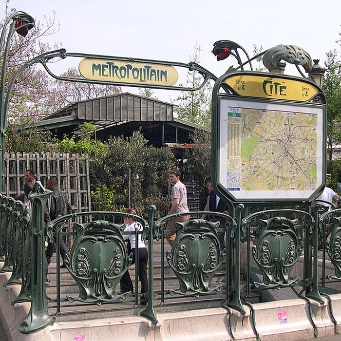 Photo de Édicule Guimard de la station Cité - Paris 4ème