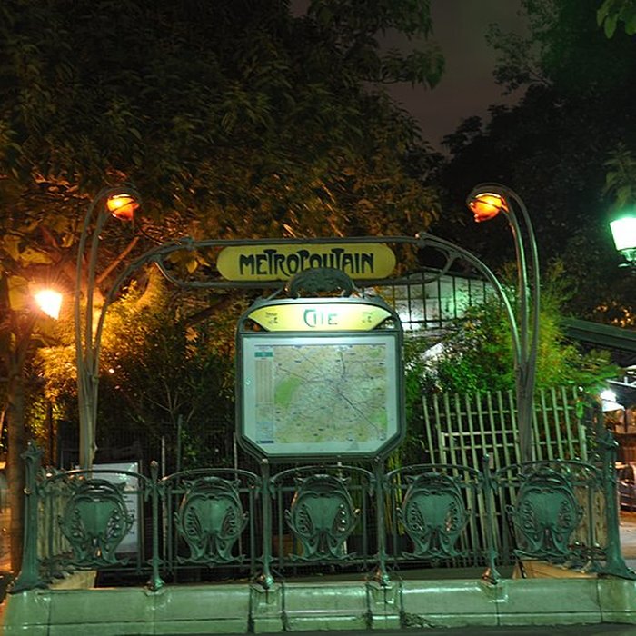 Photo de Édicule Guimard de la station Cité - Paris 4ème