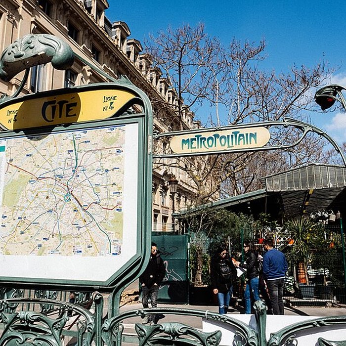 Photo de Édicule Guimard de la station Cité - Paris 4ème