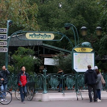 Édicule Guimard de la station Cité - Paris 4ème