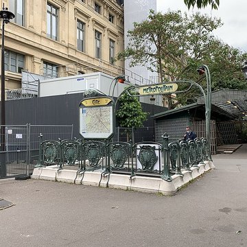 Édicule Guimard de la station Cité - Paris 4ème