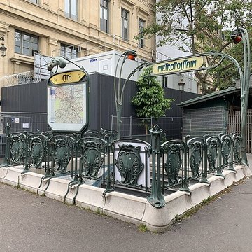 Édicule Guimard de la station Cité - Paris 4ème