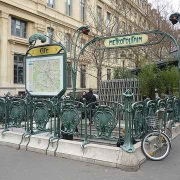 Édicule Guimard de la station Cité - Paris 4ème