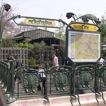 Édicule Guimard de la station Cité - Paris 4ème