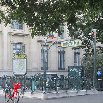 Édicule Guimard de la station Cité - Paris 4ème
