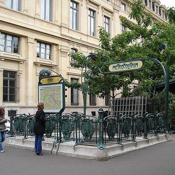 Édicule Guimard de la station Cité - Paris 4ème