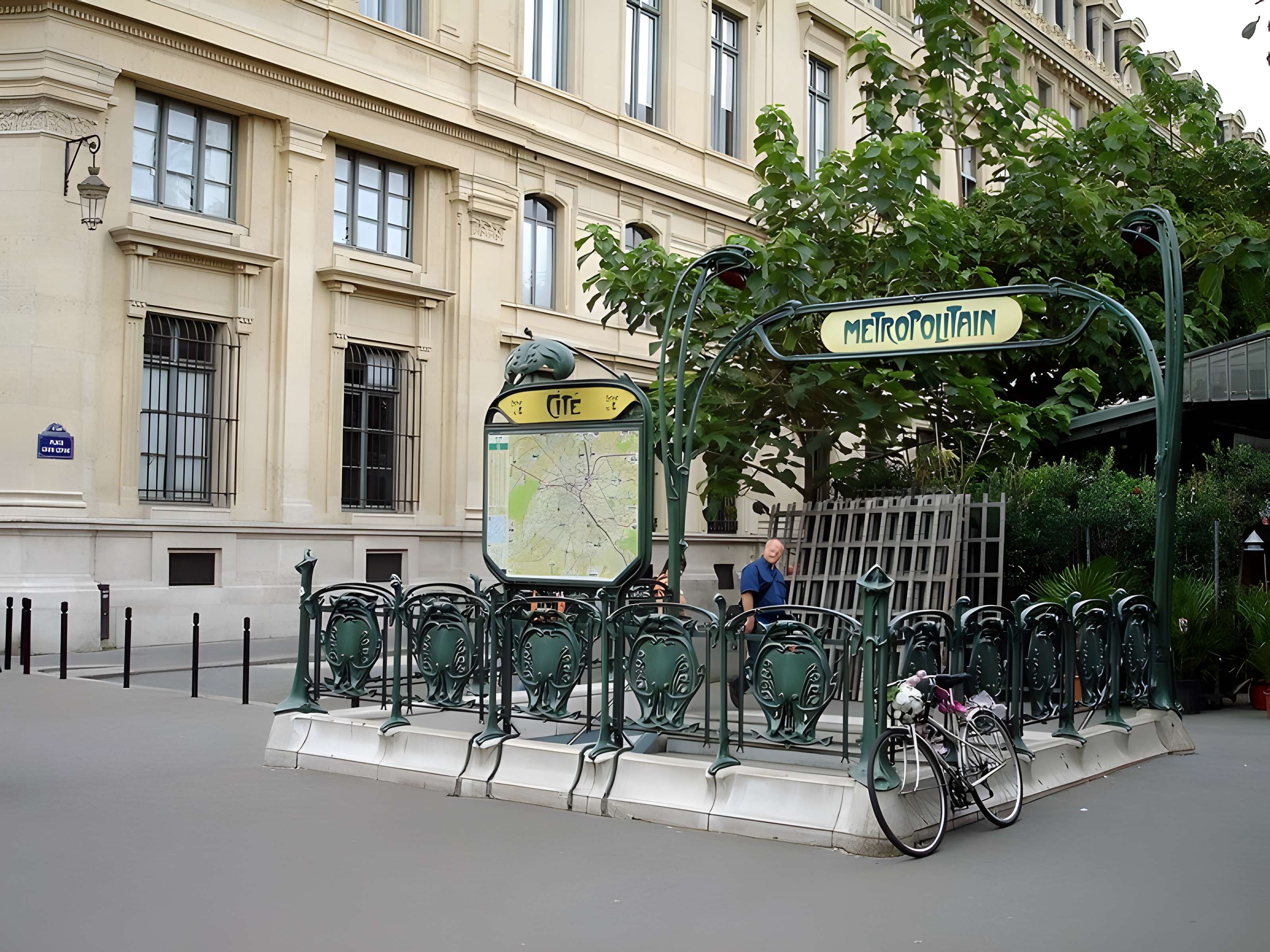 Édicule Guimard de la station Cité - Paris 4ème 