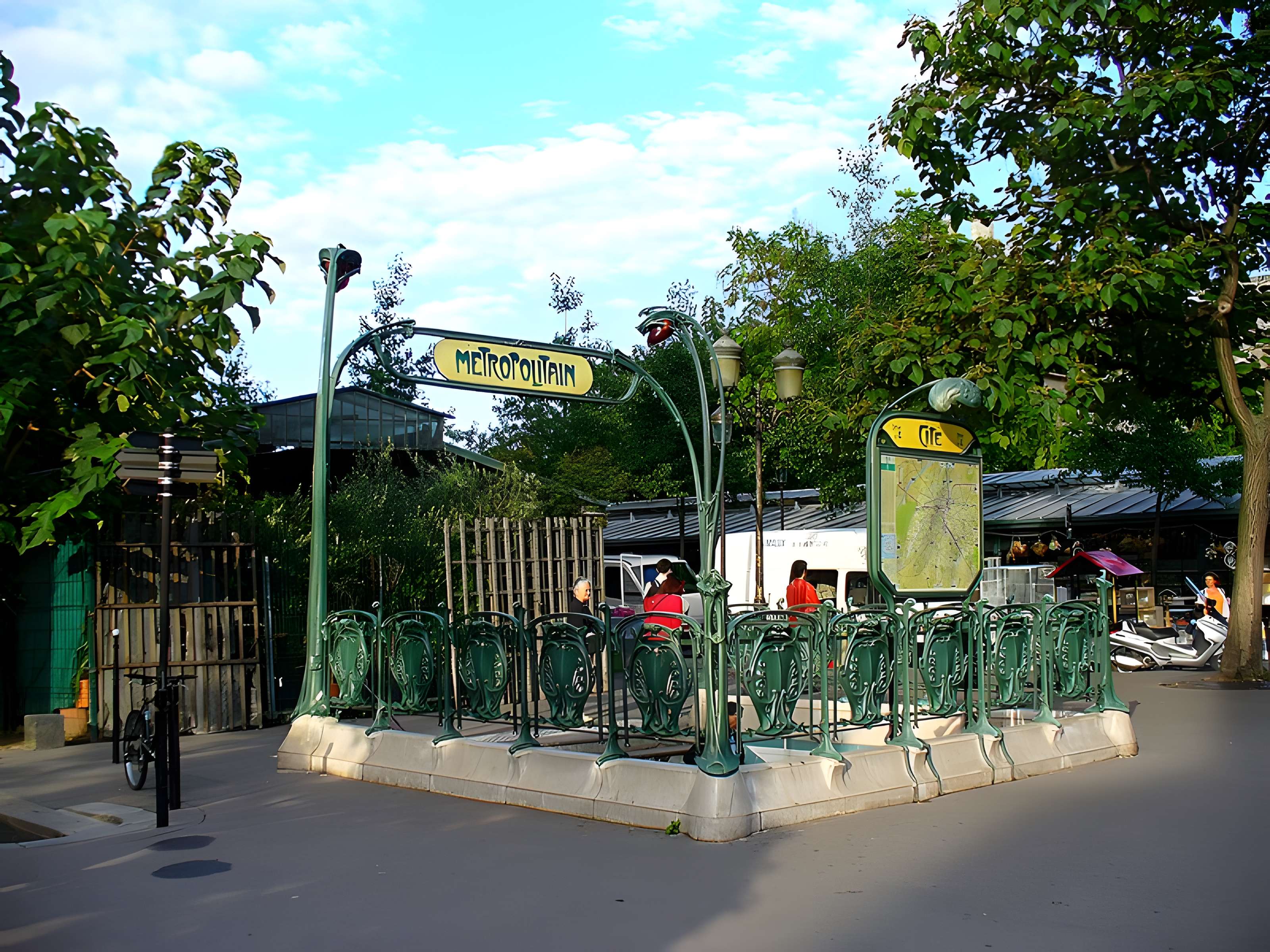 Édicule Guimard de la station Cité - Paris 4ème