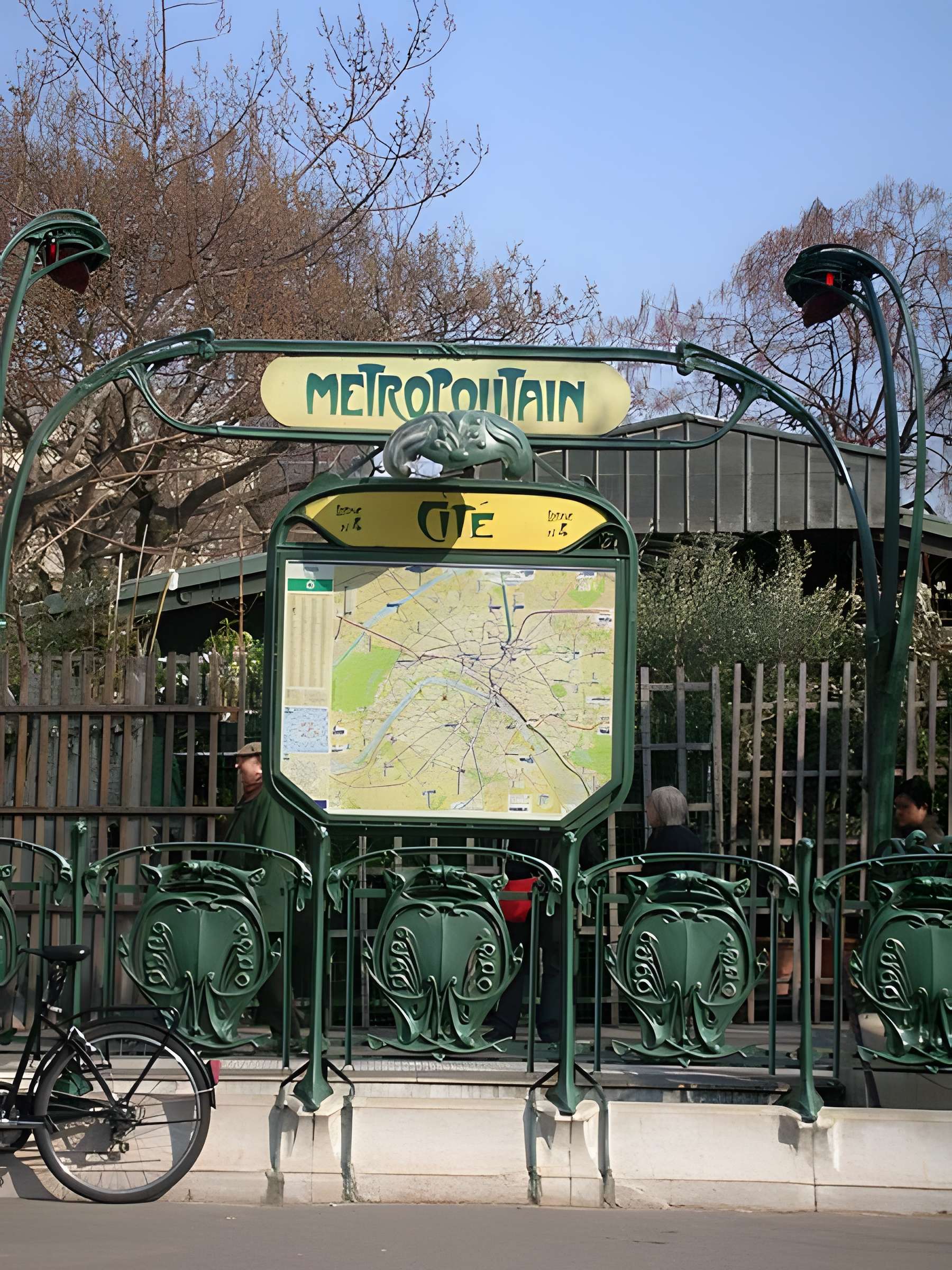 Édicule Guimard de la station Cité - Paris 4ème