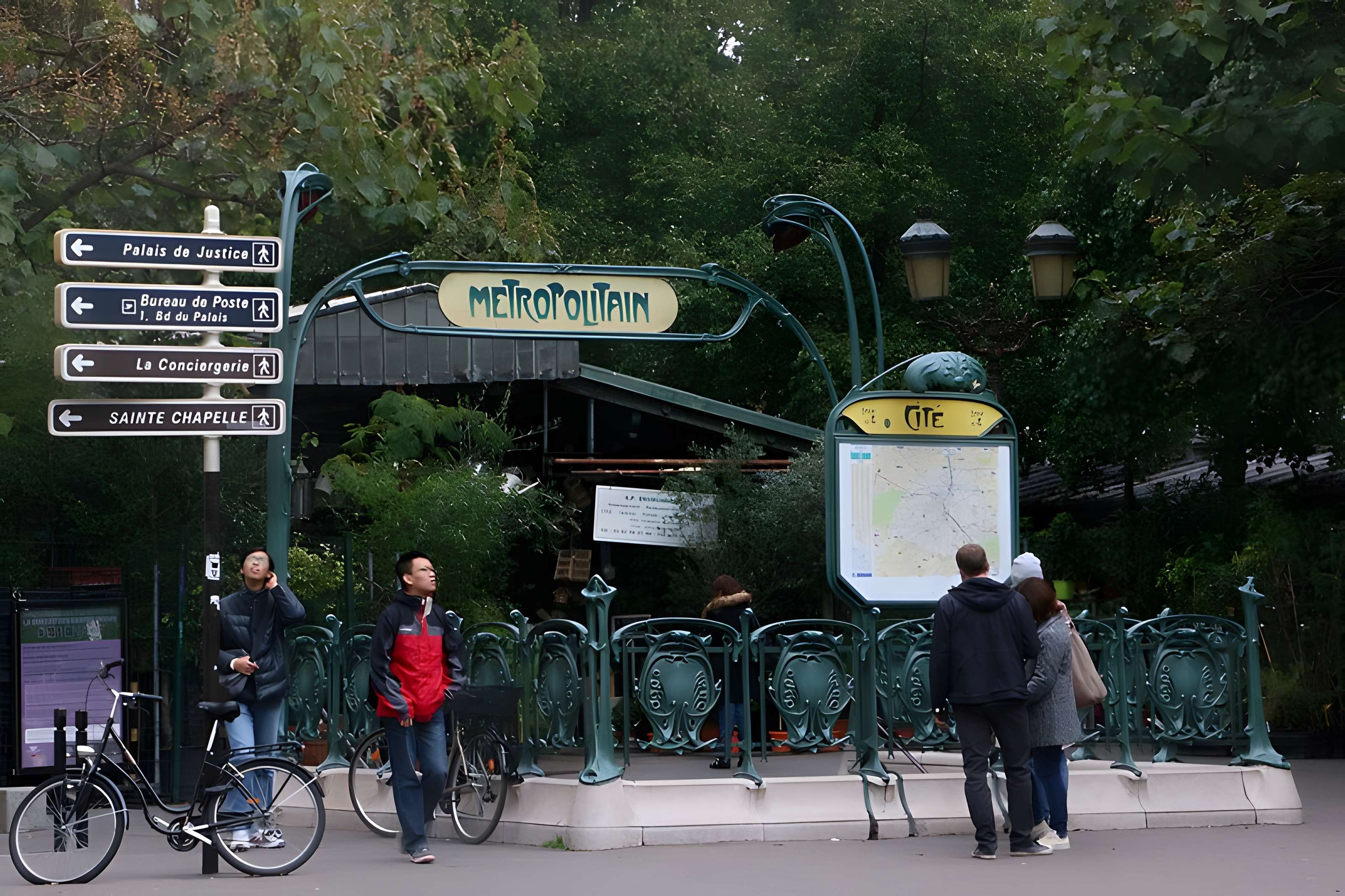 Édicule Guimard de la station Cité - Paris 4ème
