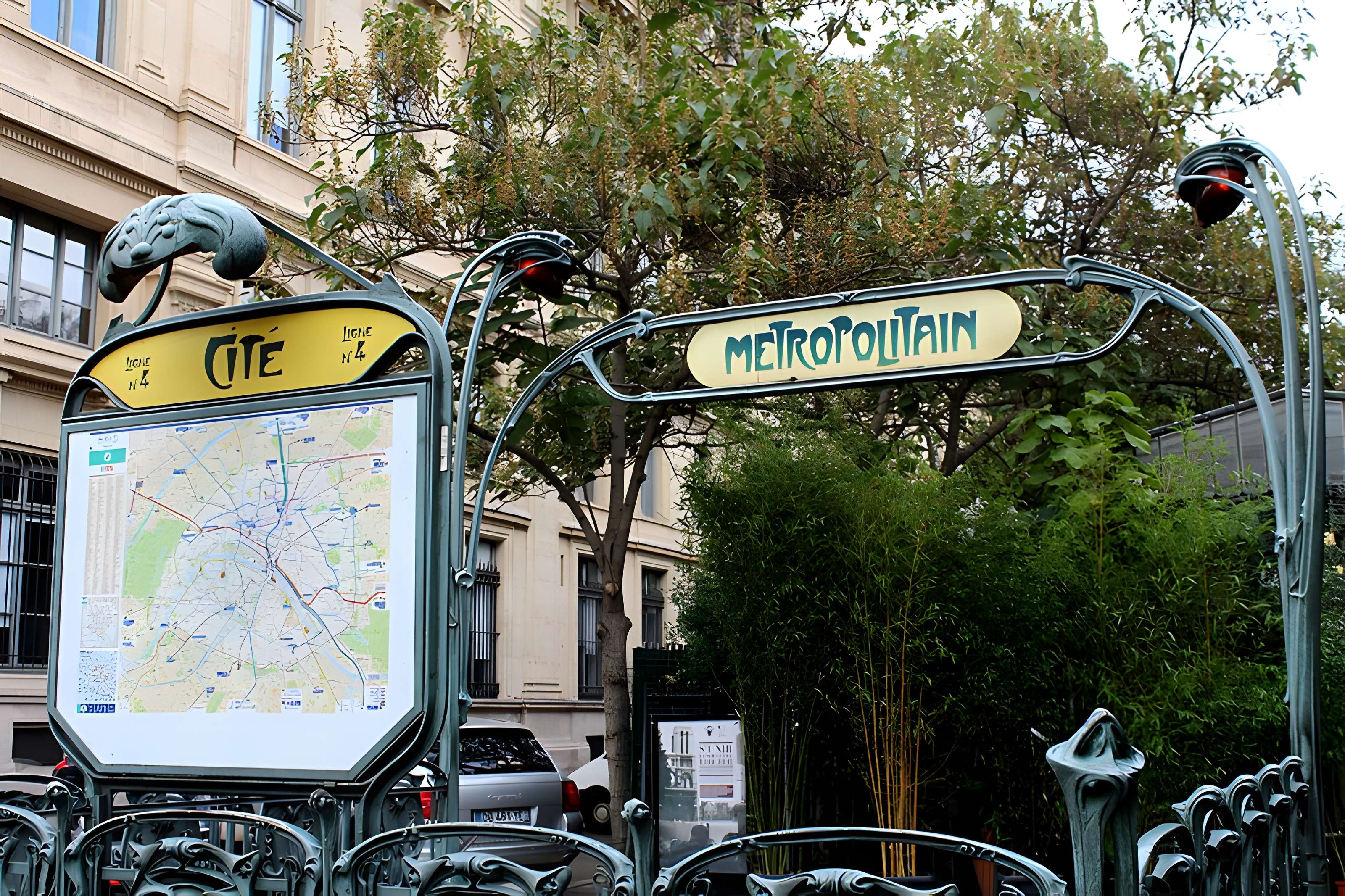 Édicule Guimard de la station Cité - Paris 4ème