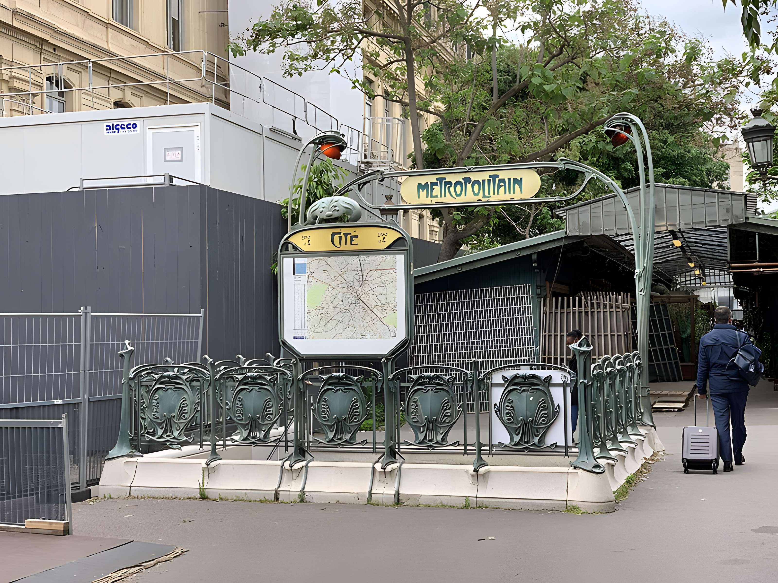 Édicule Guimard de la station Cité - Paris 4ème