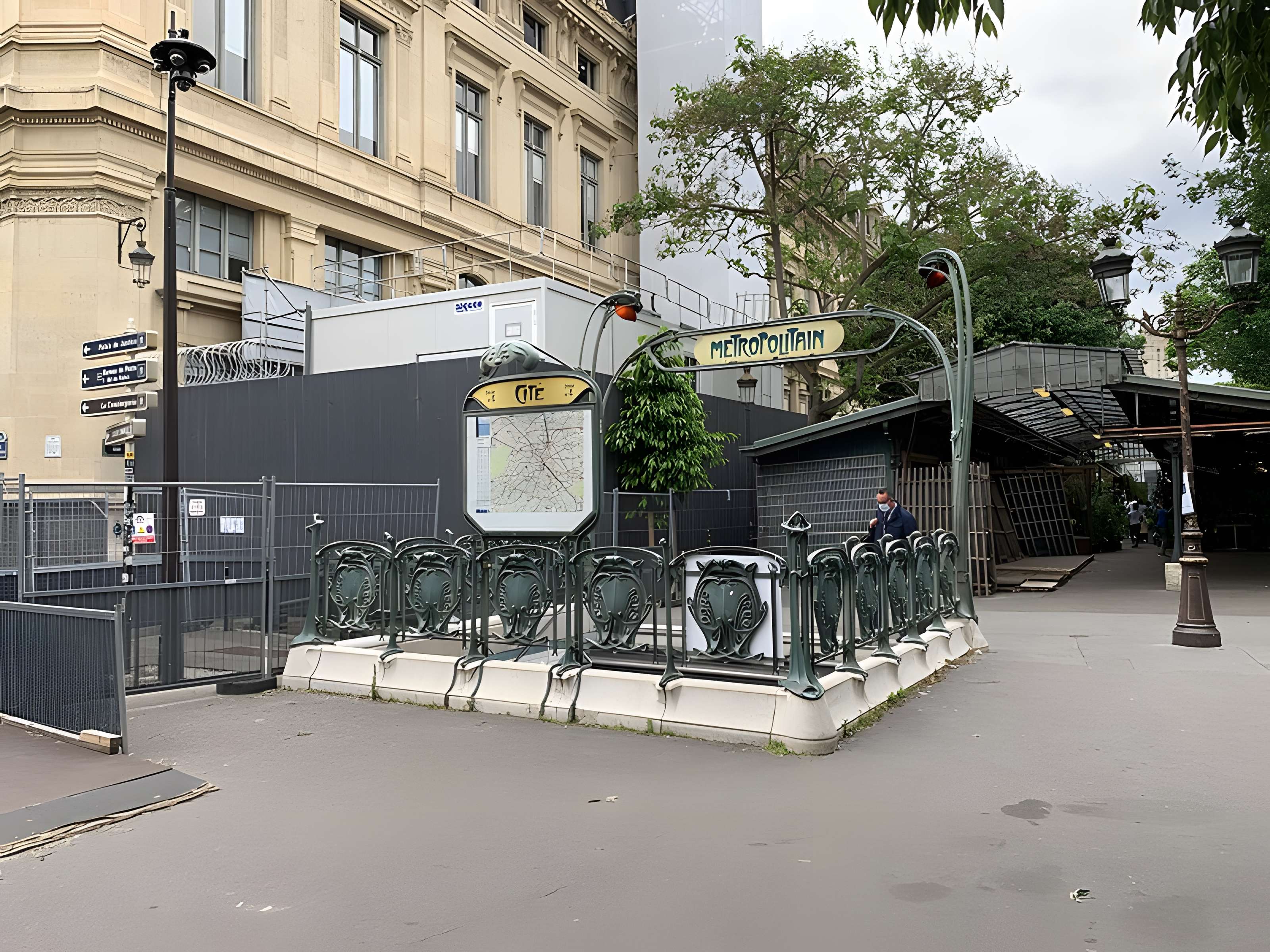 Édicule Guimard de la station Cité - Paris 4ème