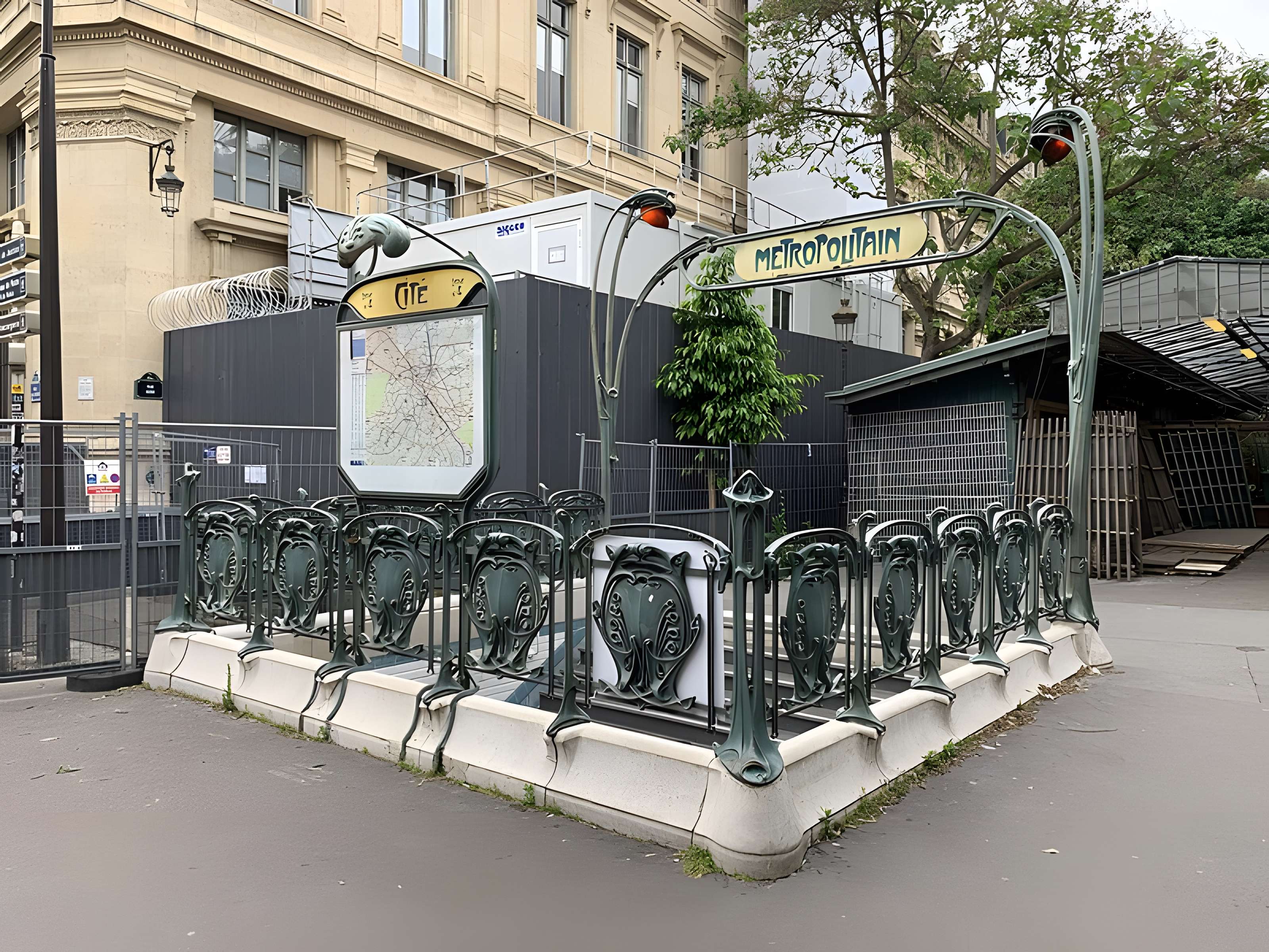 Édicule Guimard de la station Cité - Paris 4ème
