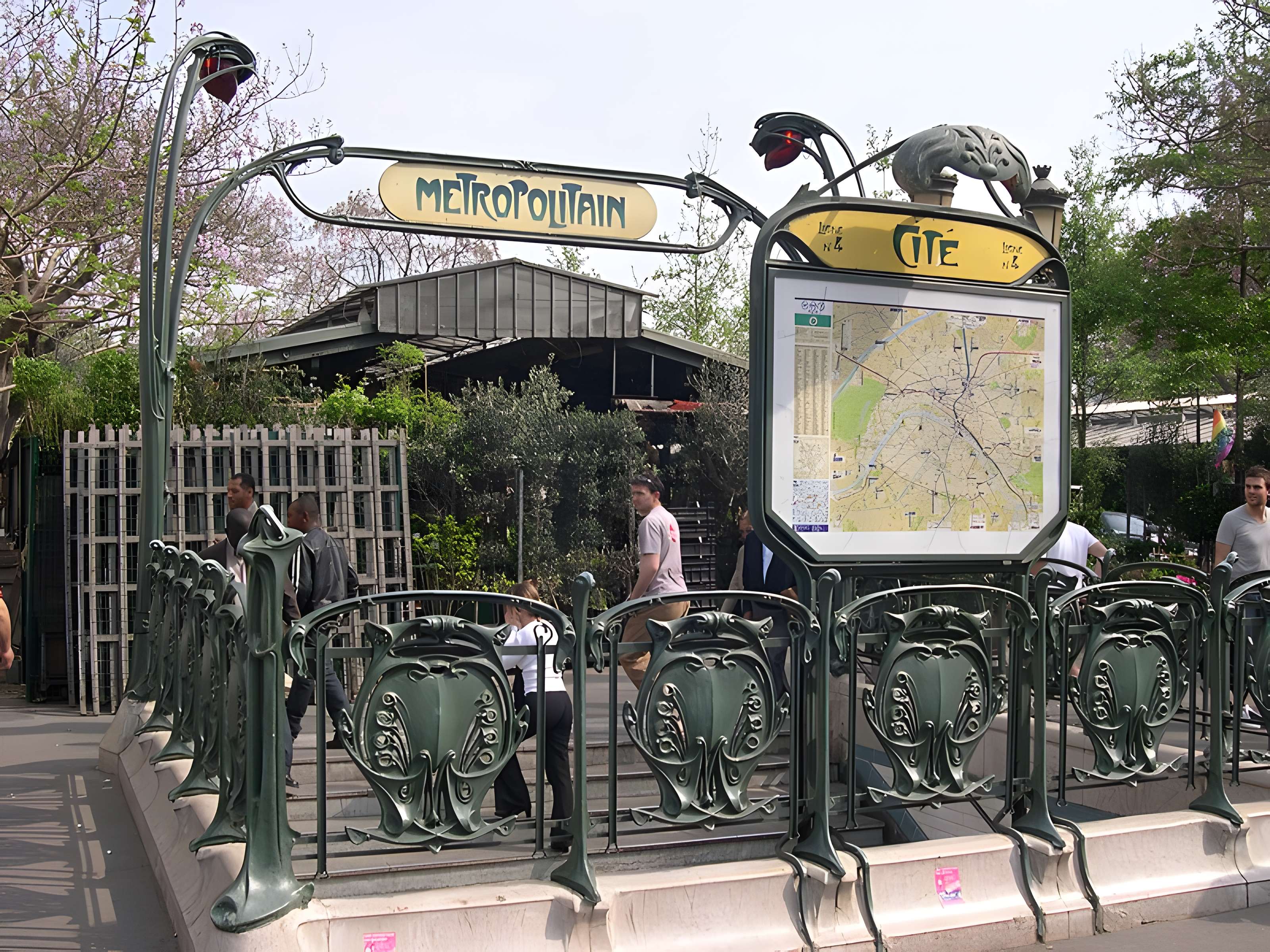 Édicule Guimard de la station Cité - Paris 4ème